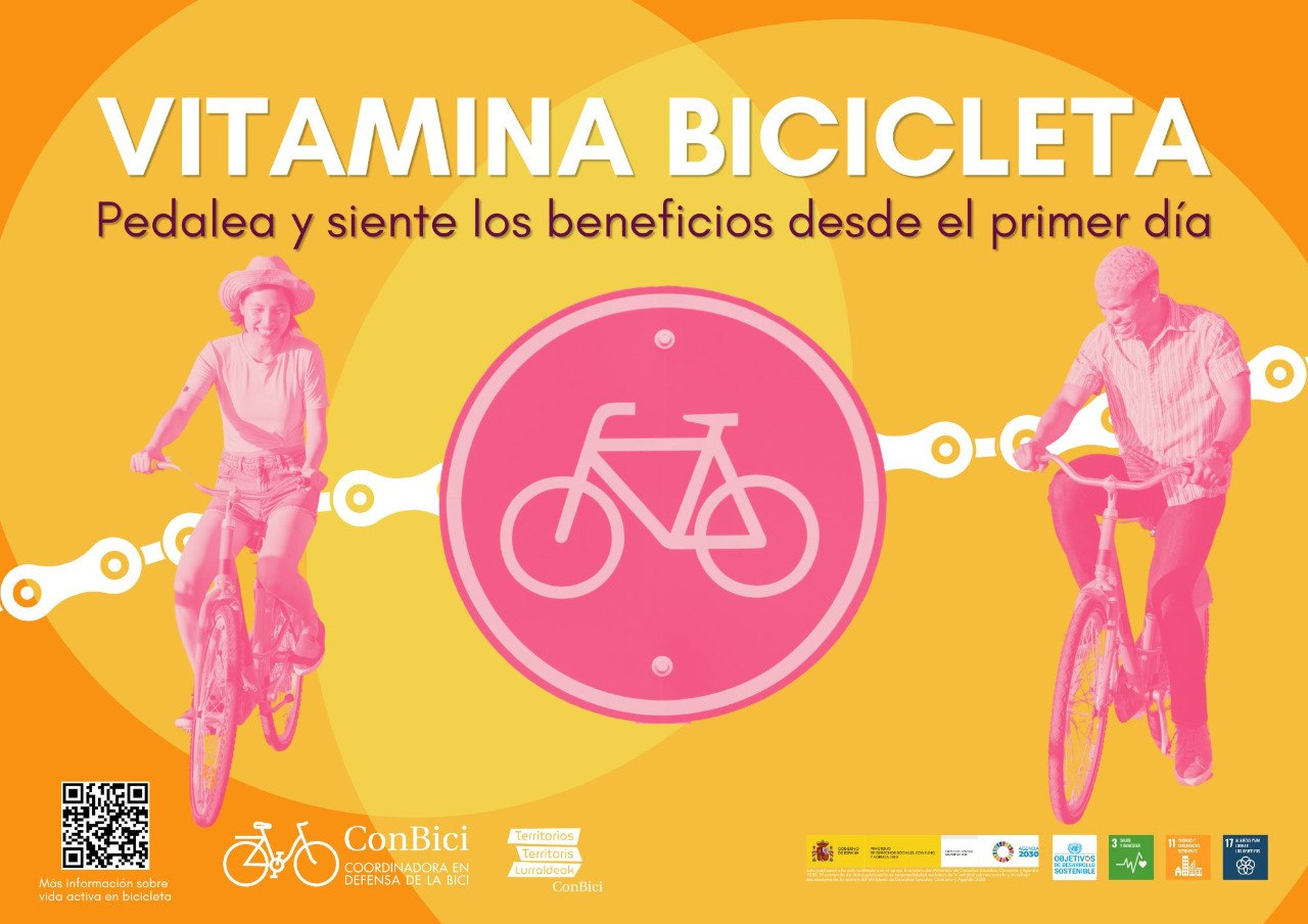personas mayores en bici