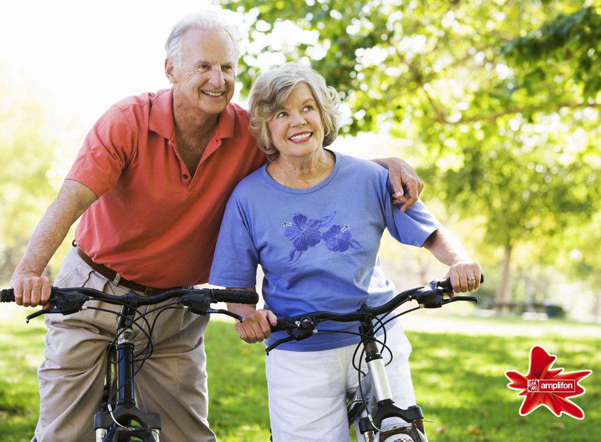 personas mayores en bici